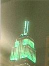 La cima dell'Empire illuminata la notte - click > webcam