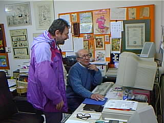 Gianfranco Goria con Carlo Peroni all'opera sul suo megaslurpicosito! E sullo sfondo, fra le altre, una tavola di Krazy Kat...
